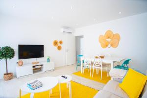 Televisyen dan/atau pusat hiburan di Iris Apartment