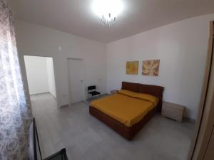 1 dormitorio con cama y lámpara de araña en Terrazza Passione, en Corbara