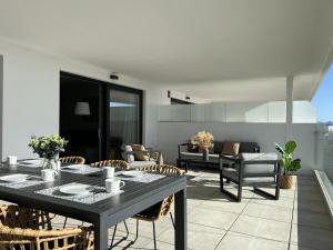 Część wypoczynkowa w obiekcie Via Celere 2328 Luxury Sea View Apartment