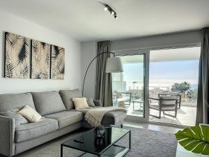 Część wypoczynkowa w obiekcie Via Celere 2328 Luxury Sea View Apartment