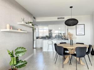Kuchnia lub aneks kuchenny w obiekcie Via Celere 2328 Luxury Sea View Apartment