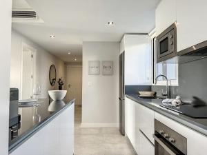 Kuchnia lub aneks kuchenny w obiekcie Via Celere 2328 Luxury Sea View Apartment