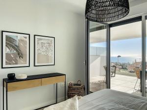 Postel nebo postele na pokoji v ubytování Via Celere 2328 Luxury Sea View Apartment + 28 fotografií