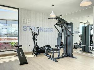 Centrum fitness w obiekcie Via Celere 2328 Luxury Sea View Apartment