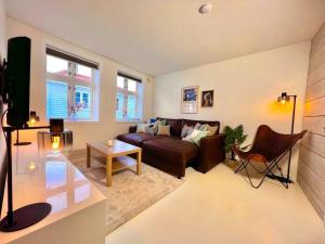 een woonkamer met een bank en een tafel bij The Green Door H2 in Stavanger