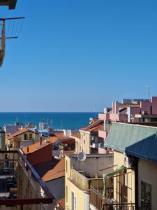 vistas a una ciudad con edificios y al océano en City Center Apartment, en Termoli