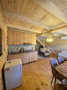 巴統的住宿－Guest House on Angisa，铺有木地板的厨房和木制天花板