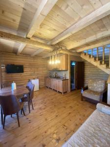 een grote woonkamer met een tafel en een keuken bij Guest House on Angisa in Batoemi
