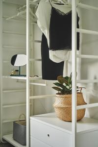 Un armario blanco con una planta en un estante en Coventry Home for 6+2, 150Mbp Wi-Fi + Parking en Canley
