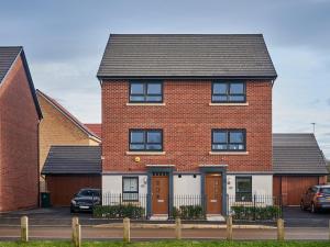 uma casa de tijolos vermelhos com um telhado preto em Coventry Home for 6+2, 150Mbp Wi-Fi + Parking em Canley