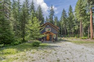 una piccola cabina nel bosco con alberi di Compass Cabin by NW Comfy Cabins a Leavenworth Altre 41 foto