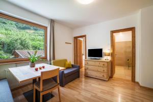 TV a/nebo společenská místnost v ubytování Langstein Wohnung Sonnenblume