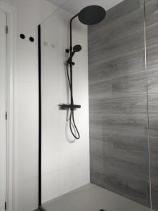 薩卡羅的住宿－Vilar d'Aro Apartment，带淋浴的浴室,带玻璃门