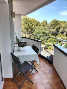 薩卡羅的住宿－Vilar d'Aro Apartment，设有一个配有桌椅并享有美景的阳台。