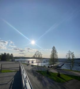 uma vista para um rio a partir de uma ponte em Tyylikäs saunallinen huoneisto Sotkamon satamassa em Sotkamo