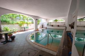 Bazén v ubytování Hotel Villa Cecilia nebo v jeho okolí