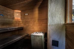 mały pokój z koszem na śmieci i ławką w obiekcie Sjöstuga Myttinge w mieście Värmdö