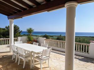 Fotografia z galérie ubytovania Exclusive Son Bou villa with sprawling sea views v destinácii Son Bou