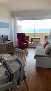 海洋拉卡諾的住宿－T2 Rés Océanides vue Océan, parking privé，客厅配有沙发和椅子