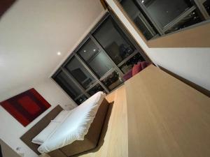 uma sala de estar com uma cama e uma grande janela em Stunning View 2 Bed Apartment - Canary Wharf City em Londres