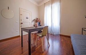 a living room with a table with chairs and a window at Bramante 21 in Pesaro