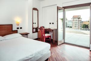 Postel nebo postele na pokoji v ubytování Hotel Carlo Felice Sassari