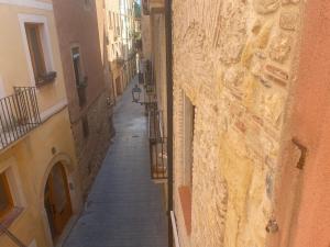 an alley with a stairway between two buildings at Tinos segundo in Tarragona