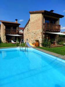 une grande piscine en face d'une maison dans l'établissement La Galiana loft nature, à Casarejos