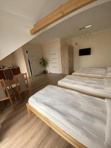 מיטה או מיטות בחדר ב-Pokoje Gościnne „IKAR”