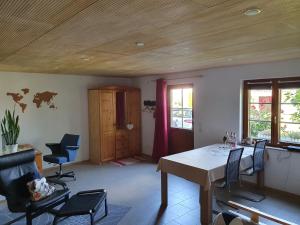 a living room with a table and chairs in a room at Haus Sonnenblume in Weilheim