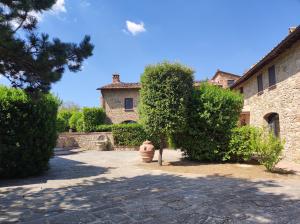 a house with a large vase in a courtyard at Agriturismo Santa Cristina in Gambassi Terme