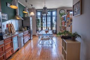 une cuisine avec une table et une salle à manger dans l'établissement Otra Mirada al mar, à Gijón