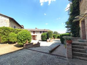 einen externen Blick auf den Innenhof eines Hauses in der Unterkunft Agriturismo Santa Cristina in Gambassi Terme