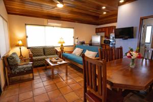 ein Wohnzimmer mit einem blauen Sofa und einem Tisch in der Unterkunft Isla Bonita Yacht Club in San Pedro