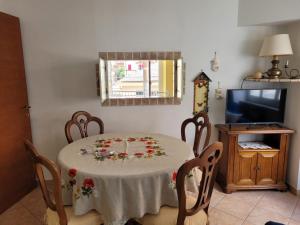 una sala da pranzo con tavolo e fiori di Ca' Soleil a Levanto