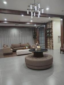 un vestíbulo con una mesa en el medio de una habitación en ZackG Serene Homestay at Brenthill 209 Baguio, en Baguio