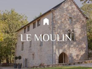 ein altes Steingebäude mit dem Wort Le Mountain drauf in der Unterkunft Le Moulin de la Maison des Templiers in Saint-Cernin-de-Larche