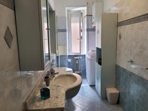 La salle de bains est pourvue d'un lavabo et d'un miroir. dans l'établissement Ca' Soleil, à Levanto