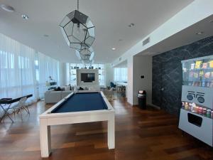 uma sala de estar com uma mesa de bilhar em Monte Carlo Miami Beach em Miami Beach