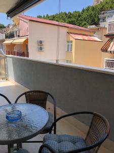 un patio con tavolo e sedie sul balcone. di Omis - private Ensuite room with balcony - hotel style a Omiš (Almissa)