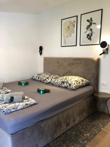 Una cama con velas en una habitación en Omis - private Ensuite room with balcony - hotel style, en Omiš
