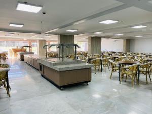 uma sala de jantar com mesas e cadeiras e uma cafetaria em Spazzio diRoma c acesso ACQUA PARK SPLASH - Vacia Temporada em Caldas Novas