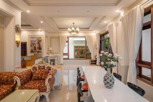 a living room with a vase of flowers on a table at Moon Valley Villas Đà Lạt in Xuan An