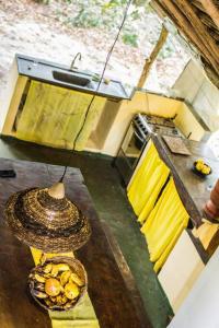 uma vista superior de uma cozinha com uma cesta de frutas em Canto do Morere em Morere