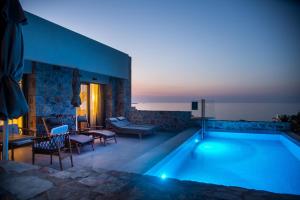 una gran piscina en una casa con en KING MINOS RETREAT Resort & Spa en Hersonissos