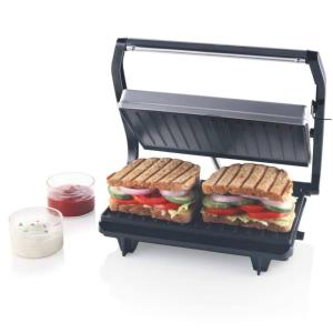 een sandwichachi grill met een sandwich doormidden gesneden bij SHAH SOCIAL PARTY VILLA In Royal Palms Mumbai in Mumbai