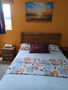 um quarto com uma cama com um edredão azul em Hotel Costa mar em Barranquilla