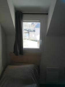 ル・トロンシェにあるDomaine de l Emeraudeの窓、ベッドが備わる客室です。