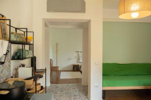 een woonkamer met een groene bank en een tafel bij Villa Ines in Teulada