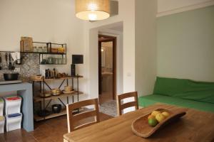 un soggiorno con tavolo e divano verde di Villa Ines a Teulada